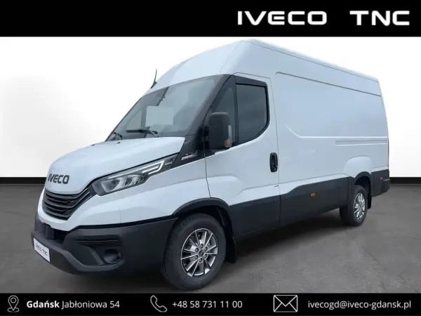 Biały Iveco 35s18, nowoczesny furgon gotowy do pracy. Idealny do transportu towarów.