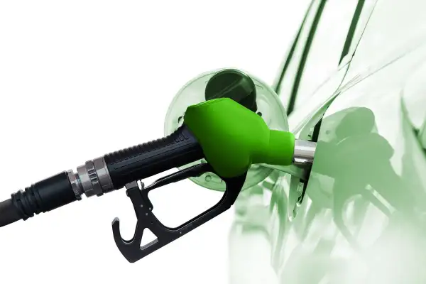 Zielona dysza dystrybutora tankuje samochód, symbolizując ekodiesel i troskę o środowisko.