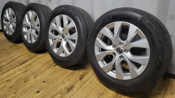Komplet czterech felg aluminiowych 17 cali z oponami Continental EcoContact 6, idealnych dla Renault Captur.
