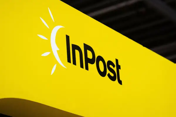 Logo InPost na żółtym tle. Zapewnij sobie spokój ducha dzięki opcji inpost ubezpieczenie paczki.