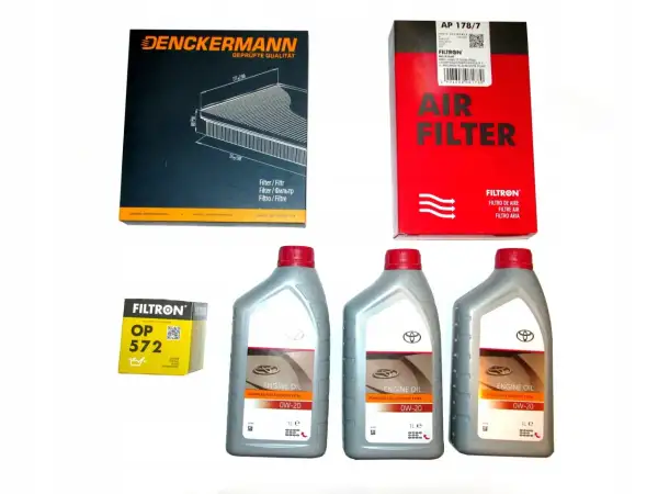 Zestaw filtrów i oleju 0W-20 do Toyoty Aygo 1.0 benzyna. Znajduje się tu filtr powietrza Denckermann, filtr kabinowy Filtron OP 572, filtr powietrza Filtron AP 178/7 oraz trzy litrowe butelki oleju silnikowego Toyota 0W-20.
