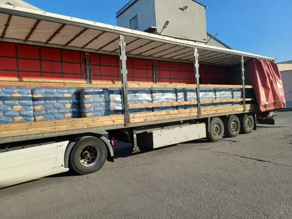 Naczepa ciężarówki załadowana workami cementu. Zastanawiasz się, ile waży paleta?