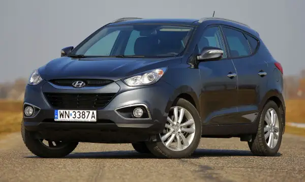 Ciemnoszary Hyundai ix35 2.0 benzyna na drodze.