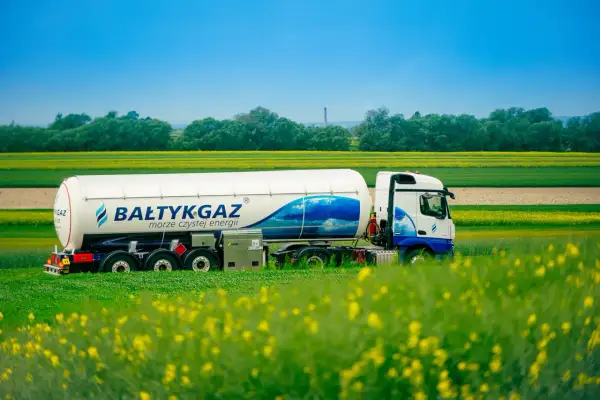 Ciężarówka z logo Bałtykgaz przewozi gaz. Sprawdź aktualną gaz propan cena za litr.