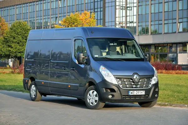 Granatowy Renault Master 2.3, gotowy do trasy. Ile oleju potrzebuje do pełnej sprawności?