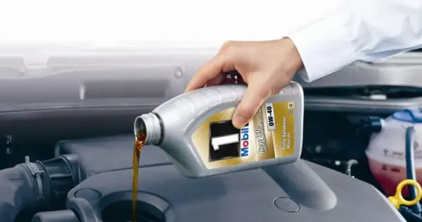 Dolewanie oleju Mobil 1 0W-40 do silnika benzynowego. To właściwy wybór dla Twojego auta.