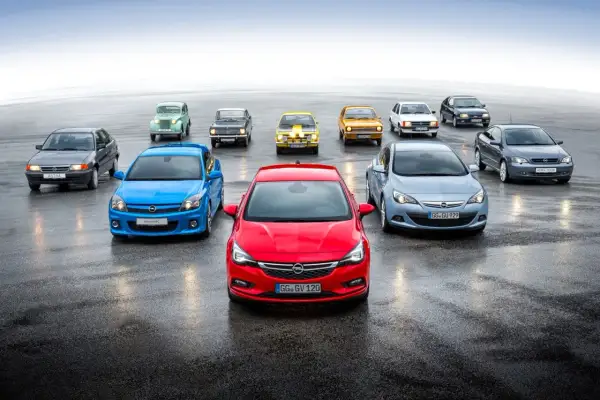 Kolekcja Opli Astra, od klasyków po nowoczesne modele, w tym opel astra k 1.4 turbo, prezentuje ewolucję designu.