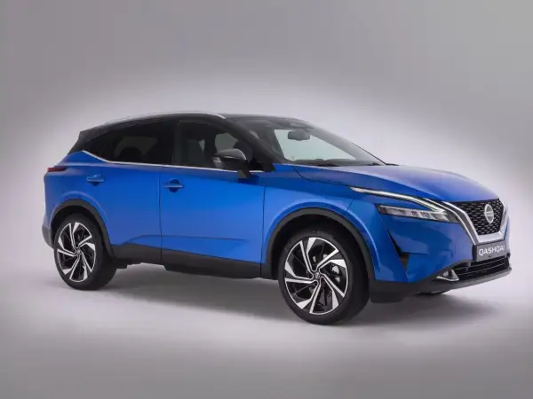 Niebieski Nissan Qashqai z dwukolorowymi felgami, na których widoczny jest rozmiar opon.