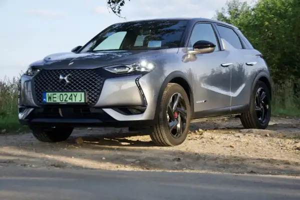 Srebrny DS3 Crossback na drodze gruntowej, z zieloną tablicą rejestracyjną.