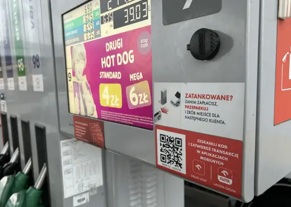 Na dystrybutorze Orlen widać ceny paliw i promocję na hot dogi. Można tu zapłacić przez aplikację mobilną, korzystając z Orlen Pay.