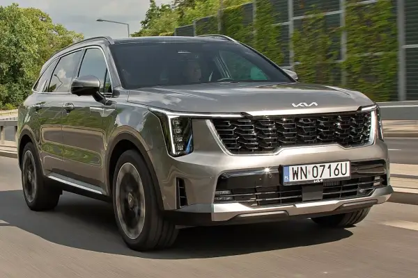 Szary Kia Sorento w ruchu. Sprawdź aktualny kia sorento cennik i odkryj jego możliwości.