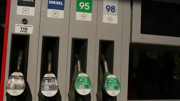Dostępne rodzaje paliwa: Diesel B7, benzyna 95 i 98. Dwa dystrybutory z wężami do tankowania.