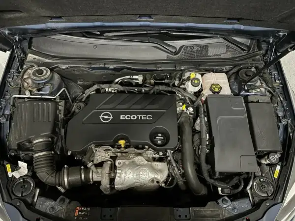 Silnik Opel Insignia 2.0 CDTI, gotowy do wymiany oleju. Widoczny system dolotowy i osłona Ecotec.