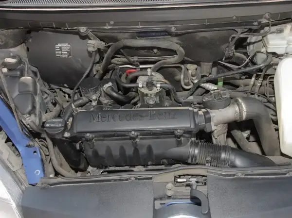 Silnik Mercedesa Viano z widocznym napisem "Mercedes-Benz" na pokrywie.