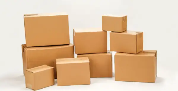 Stos kartonów, każdy gotowy do wysyłki. Mam nadzieję, że nie będzie żadnego inpost problem z paczką.