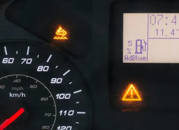Kontrolka AdBlue w Renault Master świeci się, informując o niskim poziomie płynu lub problemie z systemem SCR.