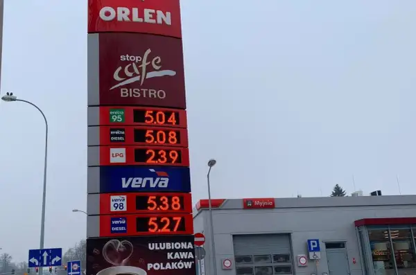 Cena ropy Orlen: benzyna 95 za 5.04 zł, diesel za 5.08 zł, LPG za 2.39 zł. Wyższe ceny dla Verva 98 (5.38 zł) i Verva Diesel (5.27 zł).