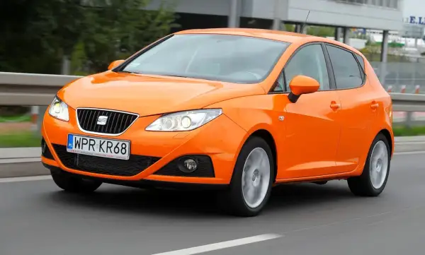 Pomarańczowy Seat Ibiza 4 1.4 benzyna w ruchu.