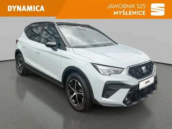 Biały Seat Arona, stylowy crossover, gotowy na miejskie przygody.
