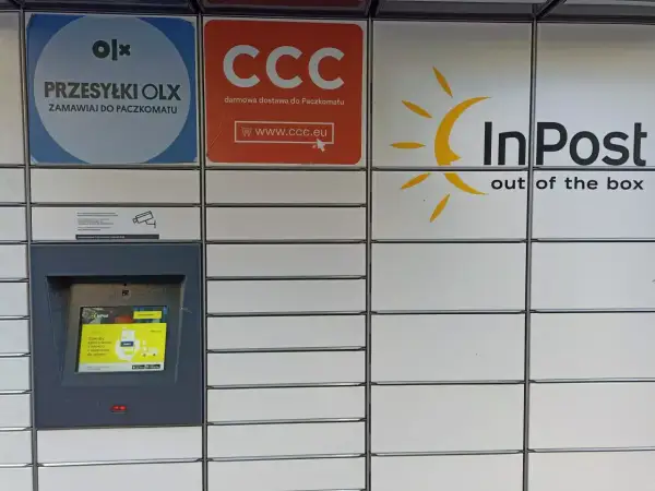 Paczkomat InPost z logo OLX i CCC. Ekran pokazuje instrukcje, jak wygenerować kod QR do nadania paczki.