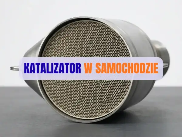 Nowy katalizator samochodowy z widocznym wnętrzem o strukturze plastra miodu.