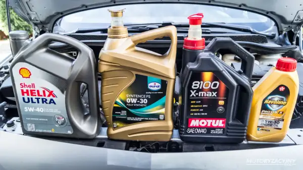 Różne marki oleju silnikowego: Shell Helix Ultra, Eurol Syntence FS, Motul 8100 X-max, Havoline ProDS M. Wybór odpowiedniego oleju to klucz do długowieczności silnika.