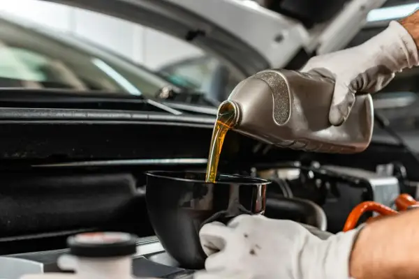 Wlewanie oleju do silnika Hyundai i30 1.4 benzyna. Wymiana płynu eksploatacyjnego.