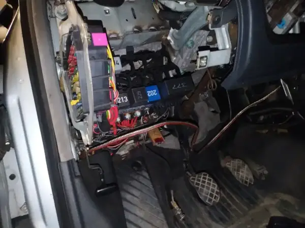 Audi A4 B6 bezpieczniki pod maską. Widoczne przewody i skrzynka z bezpiecznikami, przygotowanie do naprawy.