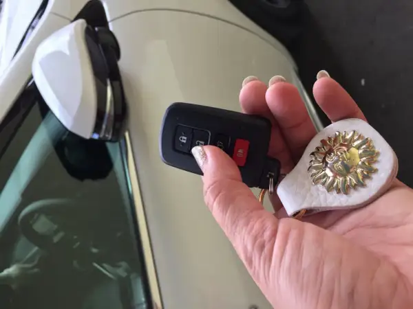 Dłoń trzyma kluczyk do samochodu, ale system keyless nie wykrywa kluczyka.