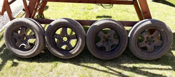 Cztery felgi z oponami do Opla Zafiry B. Rozmiar opon 205/55R16.
