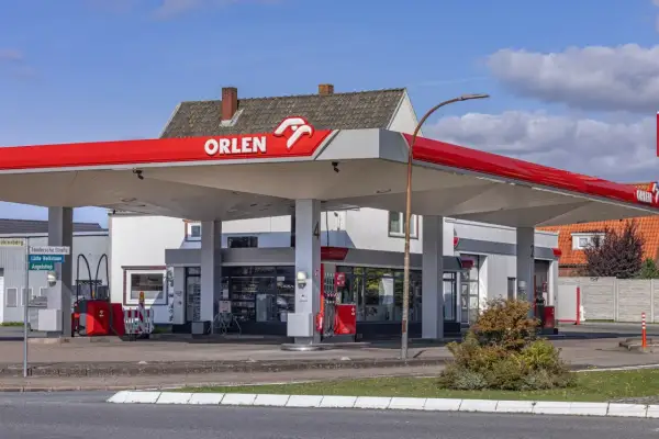Stacja Orlen, gdzie tankujemy, pokazuje, skąd Orlen bierze ropę – z różnych źródeł, by zapewnić paliwo.