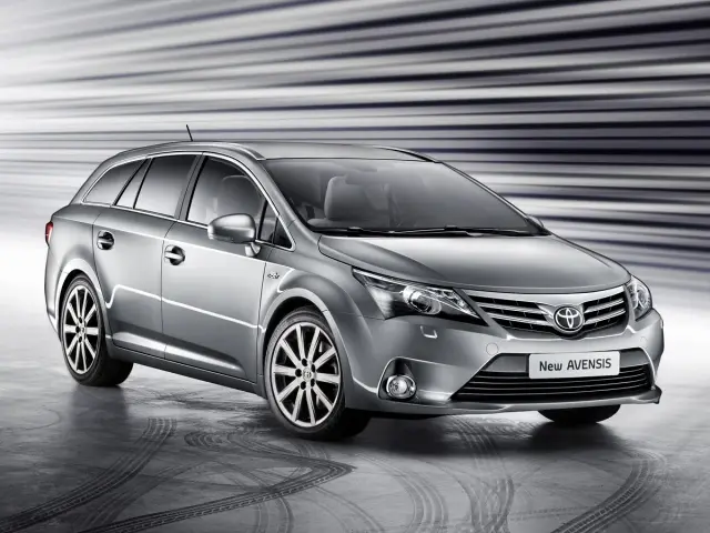 Srebrny kombi Toyota Avensis T27 1.8 benzyna z felgami i dynamicznym tłem.